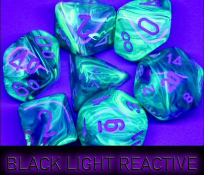 Chessex Mega-Hedral: Festive Waterlily/White