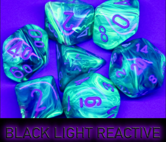 Chessex Mega-Hedral: Festive Waterlily/White
